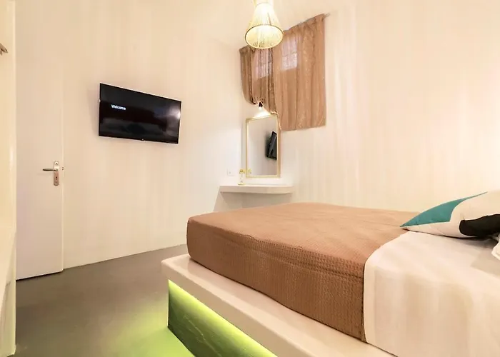 Nora's Ixia Summer House *