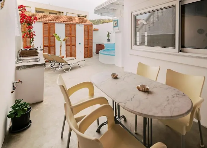 Nora's Ixia Summer House *