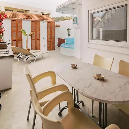 Nora's Ixia Summer House *